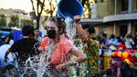 Basah tapi Girang Berbaur dalam Perang Air di Festival Songkran Bangkok