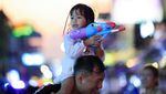 Basah tapi Girang Berbaur dalam Perang Air di Festival Songkran Bangkok