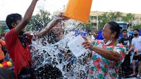 Ekspresi kegirangan terlihat jelas dari para warga selama mengikuti festival.