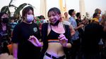 Basah tapi Girang Berbaur dalam Perang Air di Festival Songkran Bangkok