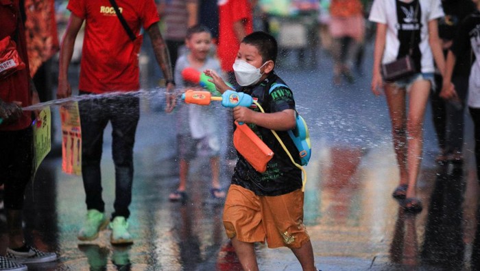 People play with water as they celebrate during the Songkran holiday which marks the Thai New Year during the coronavirus disease (COVID-19) outbreak, in Bangkok, Thailand, April 13, 2022. REUTERS/Soe Zeya Tun
