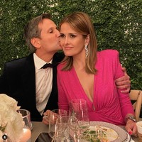 Tak hanya kompak, foto-foto dokter Thais dengan suaminya pun selalu terlihat romantis. Seperti dalam foto yang satu ini saat suaminya sedang mencium mesra pipi sang dokter. Foto: Instagram/@drthaisaliabadi