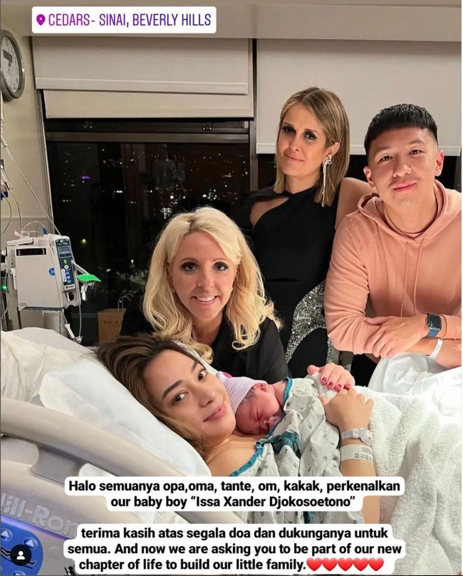 Dokter kandungan Nikita Willy belakangan tengah menjadi viral karena gayanya saat menangani persalinan Nikita Willy. Tak biasa, sang dokter tampil cantik mengenakan dress dan heels. Bukan tanpa alasan, hal itu dikarenakan sang dokter baru saja pulang dari sebuah acara di salah satu stasiun televisi di Amerika Serikat. Foto: Instagram/@drthaisaliabadi