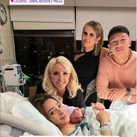 Dokter kandungan Nikita Willy belakangan tengah menjadi viral karena gayanya saat menangani persalinan Nikita Willy. Tak biasa, sang dokter tampil cantik mengenakan dress dan heels. Bukan tanpa alasan, hal itu dikarenakan sang dokter baru saja pulang dari sebuah acara di salah satu stasiun televisi di Amerika Serikat. Foto: Instagram/@drthaisaliabadi