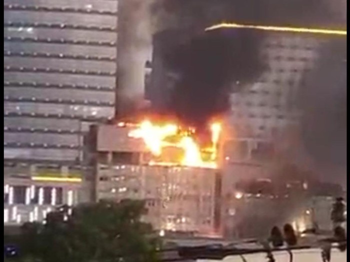Tunjungan Plaza (TP) 5 Surabaya dilaporkan terbakar, Rabu sore (13/4/2022). Saat ini petugas Pemadam Kebakaran (PMK) tengah melakukan pemadaman.