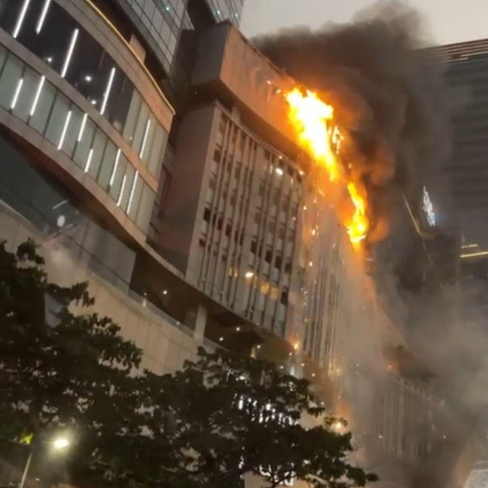 Tunjungan Plaza (TP) 5 Surabaya dilaporkan terbakar, Rabu sore (13/4/2022). Saat ini petugas Pemadam Kebakaran (PMK) tengah melakukan pemadaman.