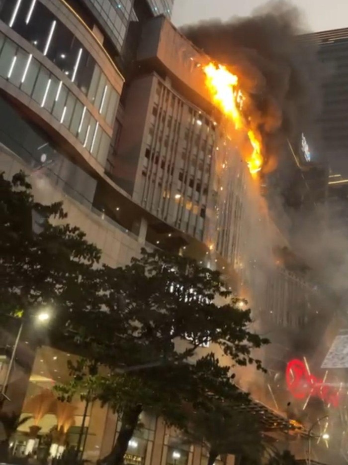 Tunjungan Plaza (TP) 5 Surabaya dilaporkan terbakar, Rabu sore (13/4/2022). Saat ini petugas Pemadam Kebakaran (PMK) tengah melakukan pemadaman.
