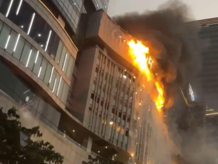 Tunjungan Plaza (TP) 5 Surabaya dilaporkan terbakar, Rabu sore (13/4/2022). Saat ini petugas Pemadam Kebakaran (PMK) tengah melakukan pemadaman.