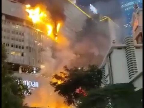 Tunjungan Plaza (TP) 5 Surabaya dilaporkan terbakar, Rabu sore (13/4/2022). Saat ini petugas Pemadam Kebakaran (PMK) tengah melakukan pemadaman.