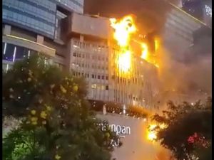 Detik-detik Tunjungan Plaza 5 Terbakar hingga Pengunjung Semburat