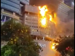Detik-detik Tunjungan Plaza 5 Terbakar hingga Pengunjung Semburat