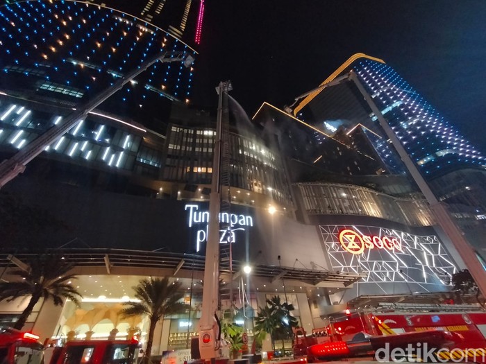 Tunjungan Plaza (TP) 5 Surabaya terbakar, Rabu (13/4/2022) sekitar pukul 17.35 WIB. Saat ini petugas Pemadam Kebakaran (PMK) masih melakukan pemadaman.