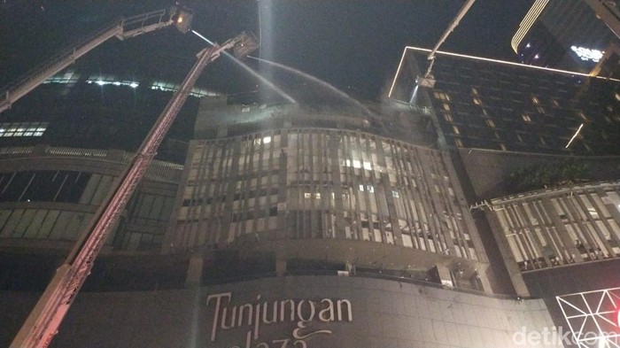 Tunjungan Plaza (TP) 5 Surabaya terbakar, Rabu (13/4/2022) sekitar pukul 17.35 WIB. Saat ini petugas Pemadam Kebakaran (PMK) masih melakukan pemadaman.