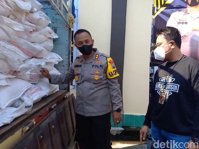 Truk muat 17 ton pupuk bersubsidi di Sampang