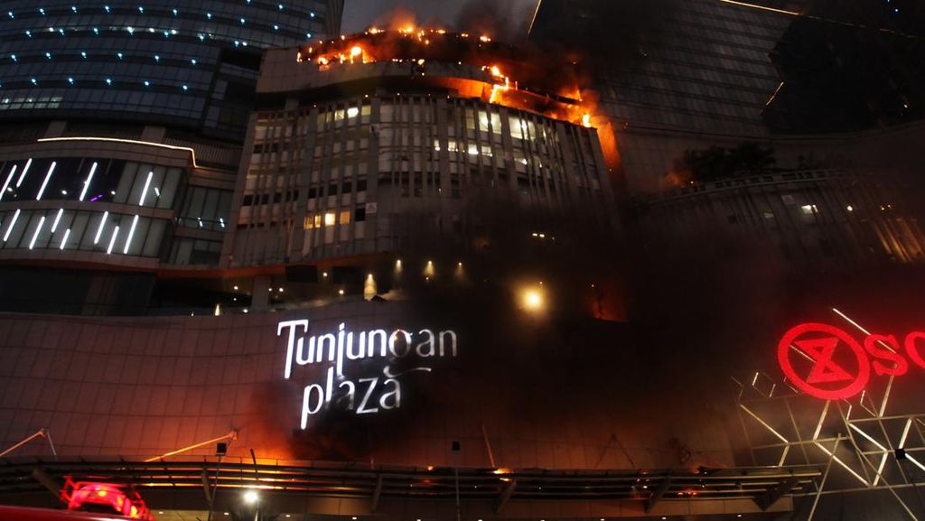 Fakta-fakta Kebakaran yang Melanda Tunjungan Plaza Surabaya