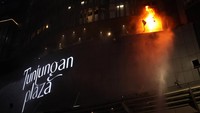 Kebakaran yang berada di ketinggian membuat api berjatuhan.