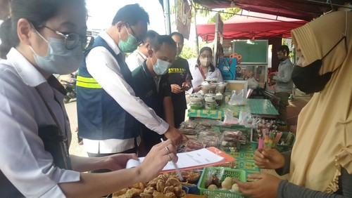 Petugas dari Loka POM Buleleng memeriksa sampel makanan takjil yang dijual di pasar ramadan Loloan Timur  dan Loloan Barat, Kabupaten Jembrana, Rabu (13/4/2022)