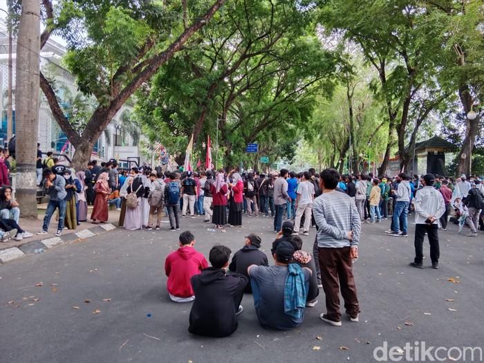 Sejumlah pelajar menjauh dari kelompok mahasiswa.