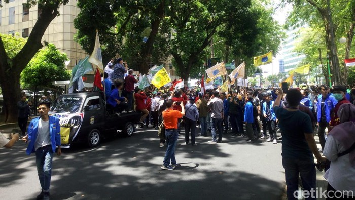 Mahasiswa berunjuk rasa di depan gedung DPRD Sumut.