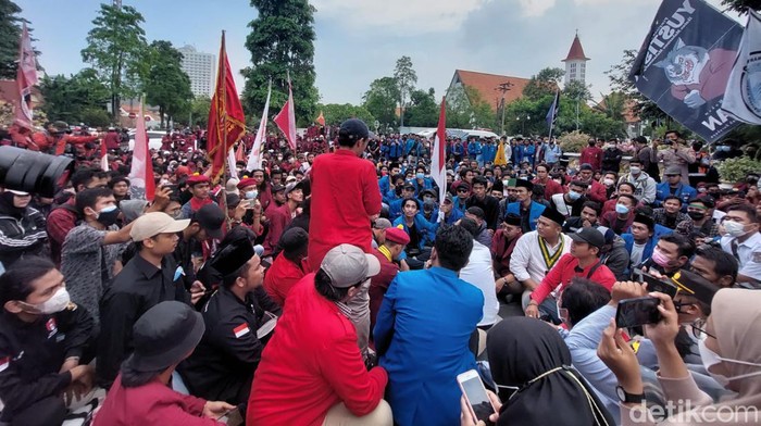 Unjuk rasa mahasiswa Cipayung plus di Balai Kota Surabaya ditemui Wali Kota Surabaya Eri Cahyadi