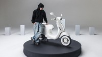Dalam paket penjualan Vespa edisi spesial Justin Bieber ini juga dilengkapi dengan berbagai aksesori, mulai dari tas, sepasang sarung tangan, serta helm putih dengan tulisan ‘Justin Spin’. Foto: Vespa