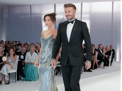 Foto Detail Gaya Seksi Elegan Victoria Beckham di Pernikahan Brooklyn Beckham