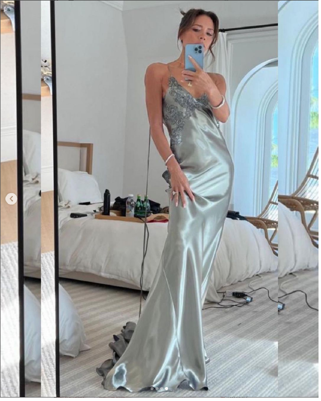 Victoria Beckham mengunggah di Instagram Story soal keistimewaan gaun silver yang dikenakannya di pernikahan Brooklyn Beckham dan Nicola Peltz. Pernikahan sang putra dengan anak miliuner itu digelar di rumah keluarga mempelai wanita di Palm Beach, Florida, Amerika Serikat, Sabtu (9/4/2022). Foto: Instagram