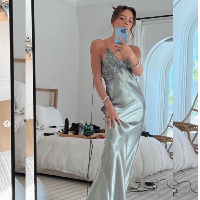 Victoria Beckham mengunggah di Instagram Story soal keistimewaan gaun silver yang dikenakannya di pernikahan Brooklyn Beckham dan Nicola Peltz. Pernikahan sang putra dengan anak miliuner itu digelar di rumah keluarga mempelai wanita di Palm Beach, Florida, Amerika Serikat, Sabtu (9/4/2022). Foto: Instagram