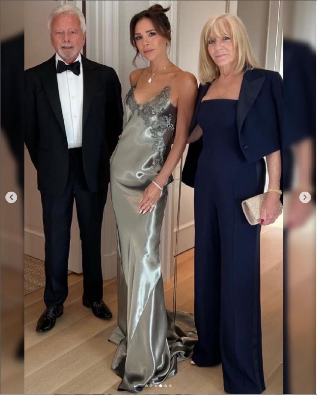 Victoria Beckham berpose memakai gaun rancangannya bersama kedua orangtuanya yang juga mengenakan busana keluaran brandnya Victoria Beckham di pernikahan Brooklyn Beckham dan Nicola Peltz. Foto: Instagram