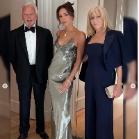 Victoria Beckham berpose memakai gaun rancangannya bersama kedua orangtuanya yang juga mengenakan busana keluaran brandnya Victoria Beckham di pernikahan Brooklyn Beckham dan Nicola Peltz. Foto: Instagram