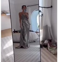 “Baju ini butuh waktu lima hari pembuatan oleh enam orang berbakat tim atelier ku di London. Ini adalah labour of love,” tulisnya di keterangan foto di Instagram Story yang menampilkan dirinya selfie di depan kaca mengenakan gaun silvernya. Foto: Instagram