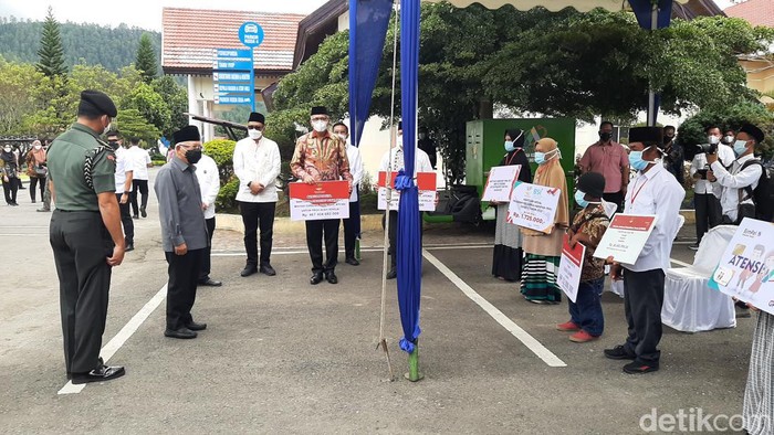 Wakil Presiden (Wapres) Maruf Amin menyalurkan beragam bantuan sosial (bansos) kepada warga Aceh yang nilainya sekitar dari Rp 480 miliar. (Lisye R/detikcom)