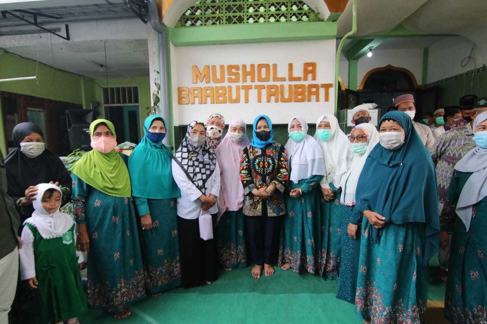 Wali Kota Mojokerto Ika Puspitasari mengunjungi Musala Babuttaubah yang merupakan salah satu dari 79 penerima dana hibah tahun 2022 dari Pemerintah Kota (Pemkot) Mojokerto, Selasa (12/4) kemarin.