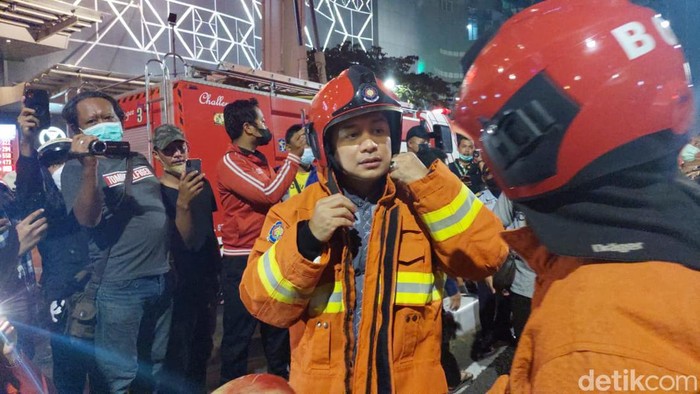 Wali Kota Surabaya Eri Cahyadi turut berjibaku untuk memastikan kebakaran di TP 5 benar-benar sudah padam.