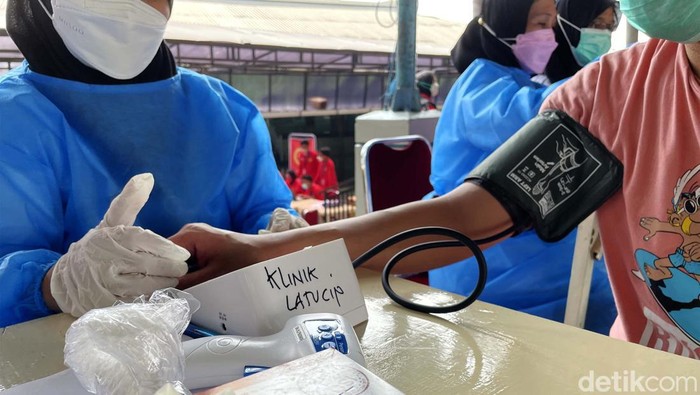 BIN menggelar vaksinasi COVID-19 booster untuk warga binaan Lapas Kelas 1 Cipinang, Jakarta. Kabar temuan varian XE menjadi pertimbangkan pemberian vaksin tersebut.