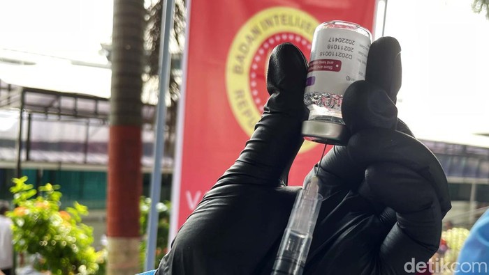 BIN menggelar vaksinasi COVID-19 booster untuk warga binaan Lapas Kelas 1 Cipinang, Jakarta. Kabar temuan varian XE menjadi pertimbangkan pemberian vaksin tersebut.