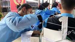 BIN menggelar vaksinasi COVID-19 booster untuk warga binaan Lapas Kelas 1 Cipinang, Jakarta. Kabar temuan varian XE menjadi pertimbangkan pemberian vaksin itu.