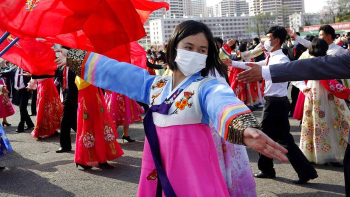 Warga Korea Utara Pesta Dansa Rayakan 10 Tahun Kepemimpinan Kim Jong-un Students and youth of Pyongyang participate in a dancing party to commemorate the 10th anniversary of Kim Jong Un's election as the top party and state leader at the plaza of Arch of Triumph in Pyongyang, North Korea Monday, April 11, 2022. (AP Photo/Jon Chol Jin)