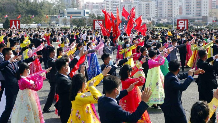 Warga Korea Utara Pesta Dansa Rayakan 10 Tahun Kepemimpinan Kim Jong-un Students and youth of Pyongyang participate in a dancing party to commemorate the 10th anniversary of Kim Jong Un's election as the top party and state leader at the plaza of Arch of Triumph in Pyongyang, North Korea Monday, April 11, 2022. (AP Photo/Jon Chol Jin)
