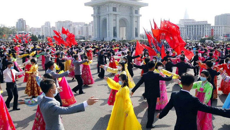 Warga Korea Utara Pesta Dansa Rayakan 10 Tahun Kepemimpinan Kim Jong-un Students and youth of Pyongyang participate in a dancing party to commemorate the 10th anniversary of Kim Jong Uns election as the top party and state leader at the plaza of Arch of Triumph in Pyongyang, North Korea Monday, April 11, 2022. (AP Photo/Jon Chol Jin)