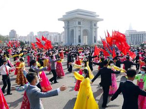 Warga Korut Rayakan Ulang Tahun Kakek Kim Jong Un