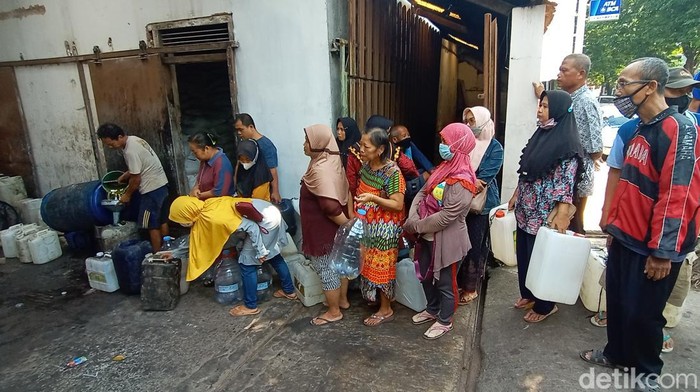 Warga mengantre mendapatkan minyak goreng curah di Kudus, Rabu (13/4/2022).