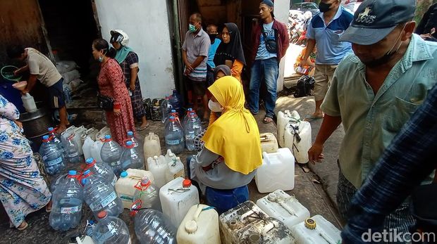 Warga mengantre mendapatkan minyak goreng curah di Kudus, Rabu (13/4/2022).