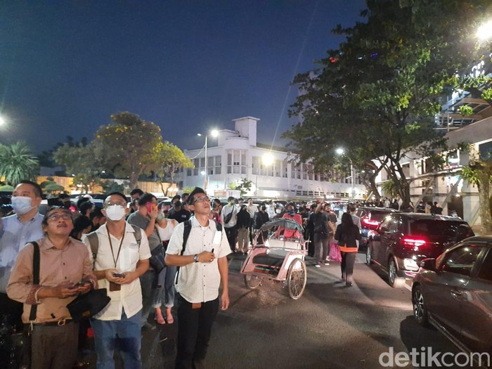 Warga menonton kebakaran