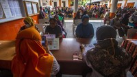Sebanyak 39 ribu warga yang telah terdaftar untuk mendapatkan bantuan di Banjarmasin menerima BLT subsidi minyak goreng untuk tiga bulan ke depan sebesar Rp 300 ribu. (Bayu Pratama S/Antara Foto).  
