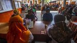Warga Tegal dan Banjarmasin Ramai-ramai Antre BLT Minyak Goreng Warga Tegal dan Banjarmasin Ramai-ramai Antre BLT Minyak Goreng