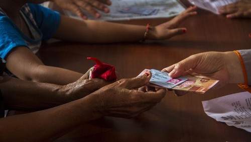 Bantuan Langsung Tunai (BLT) subsidi minyak goreng mulai disalurkan ke masyarakat. Warga di Tegal dan Banjarmasin ramai-ramai antre demi BLT minyak goreng.