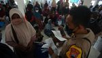 Warga Tegal dan Banjarmasin Ramai-ramai Antre BLT Minyak Goreng Warga Tegal dan Banjarmasin Ramai-ramai Antre BLT Minyak Goreng