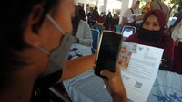 Diketahui, sebanyak 340 keluarga penerima manfaat (KMP) kelurahan setempat menerima BLT subsidi minyak goreng dari pemerintah sebesar Rp 300 ribu dan bantuan program sembako 2022 sebesar Rp 200 ribu selama tiga bulan yang disalurkan sekaligus. (Oky Lukmansyah/Antara Foto).