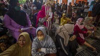 Sejumlah warga antre menunggu saat penyaluran Bantuan Langsung Tunai (BLT) subsidi minyak goreng di Kantor Pos Banjarmasin, Kalimantan Selatan, Rabu (13/4/2022). (Bayu Pratama S/Antara Foto).